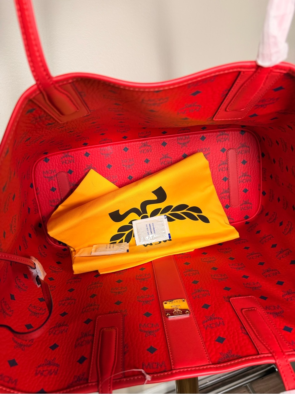 MCM visetos large liz reversible shopper tote candy red - Picture 9 of 11